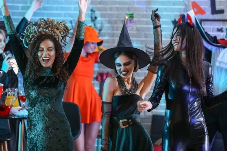 Ragazze che si divertono a una festa di Halloween.