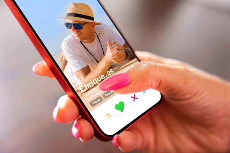 Donna che utilizza un'app di incontri online sul proprio cellulare.