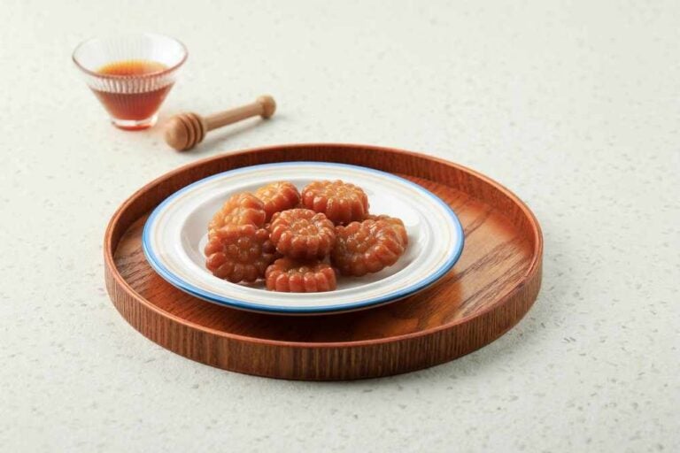Yakgwa, biscotto al miele in stile coreano.