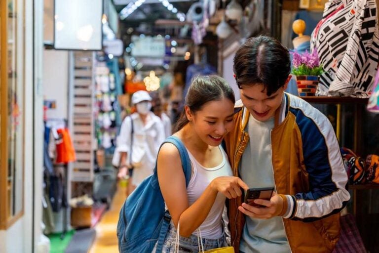 Coppia che fa acquisti in un mercatino locale in Thailandia.