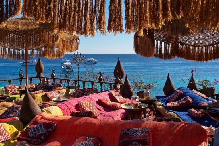 Egitto: Farsha, un caffè vintage in stile arabo con vista sul mare a Sharm El-Sheikh.
