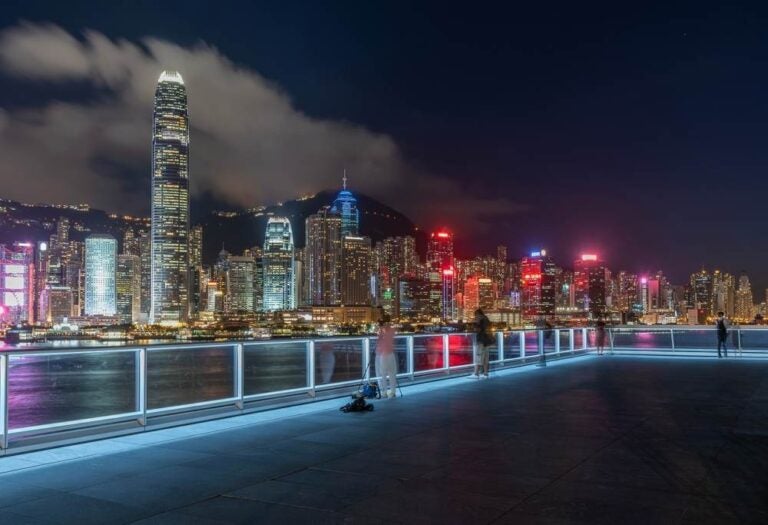Il Victoria Harbour della città di Hong Kong di notte.