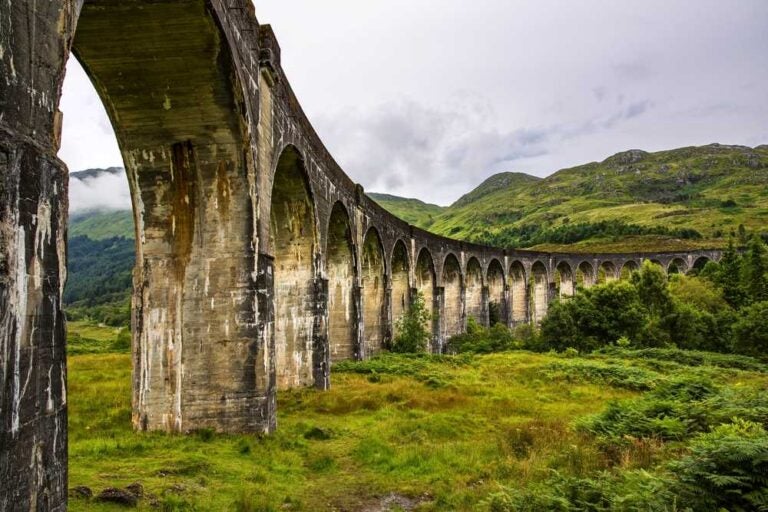 Il viadotto di Glenfinnan, una famosa attrazione in Scozia, Regno Unito