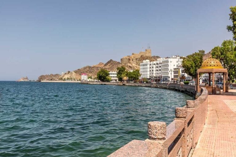 Vista del lungomare, del souq di Mutrah dall’esterno e della Corniche con il forte di Mutrah sullo sfondo