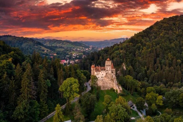 Il Castello di Bran al tramonto. Il famoso castello di Dracula in Transilvania, Romania.