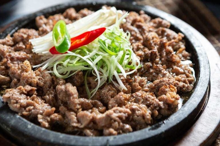 Bulgogi, manzo affettato e condito, cotto alla griglia.
