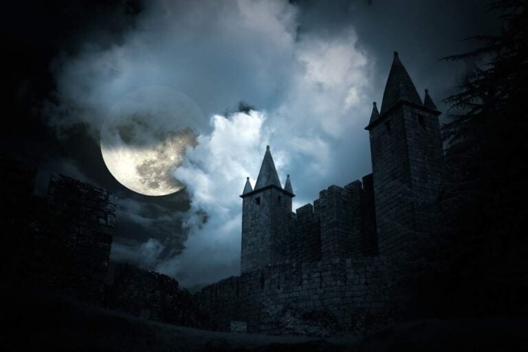 Un misterioso castello medievale in una notte di luna piena.
