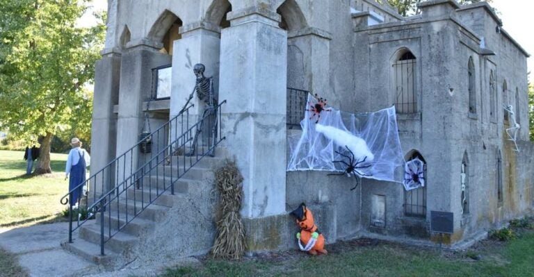 Decorazioni di Halloween su un mausoleo in pietra.