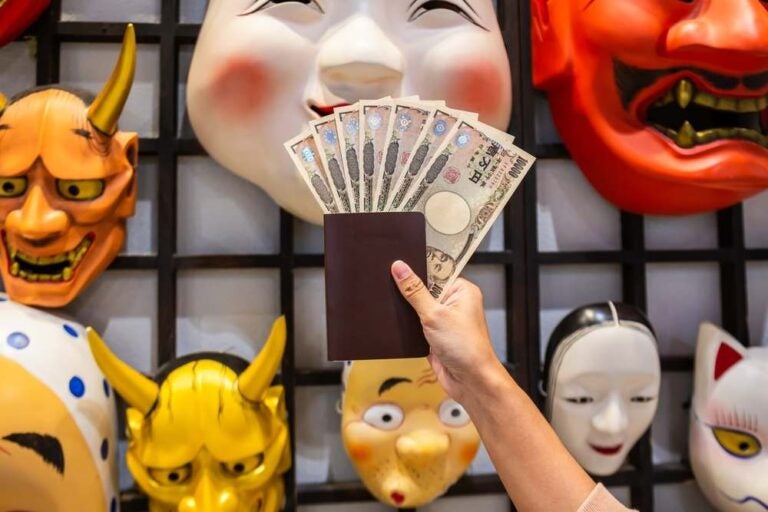 Una banconota giapponese da 10.000 yen in mano.