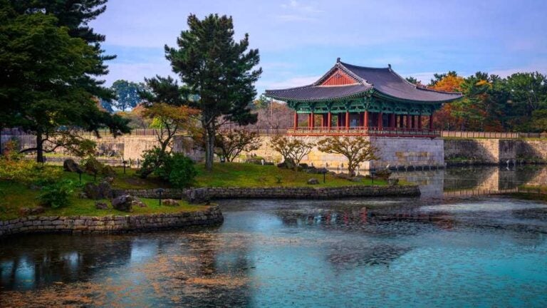 Sito storico simbolo della città di Gyeongju, in Corea del Sud, comprendente il Palazzo Donggung, lo Stagno Wolji e il Parco Anapji, con architettura e giardini tradizionali coreani.
