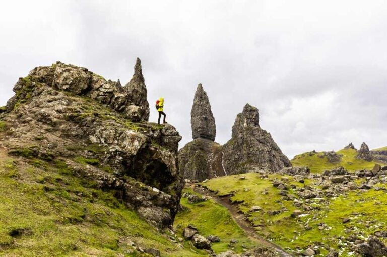 Un escursionista in Scozia, sull’Isola di Skye, presso l’Old Man of Storr.