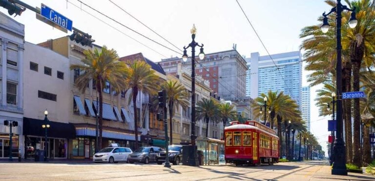 Tram storico e macchine lungo la strada a New Orleans.