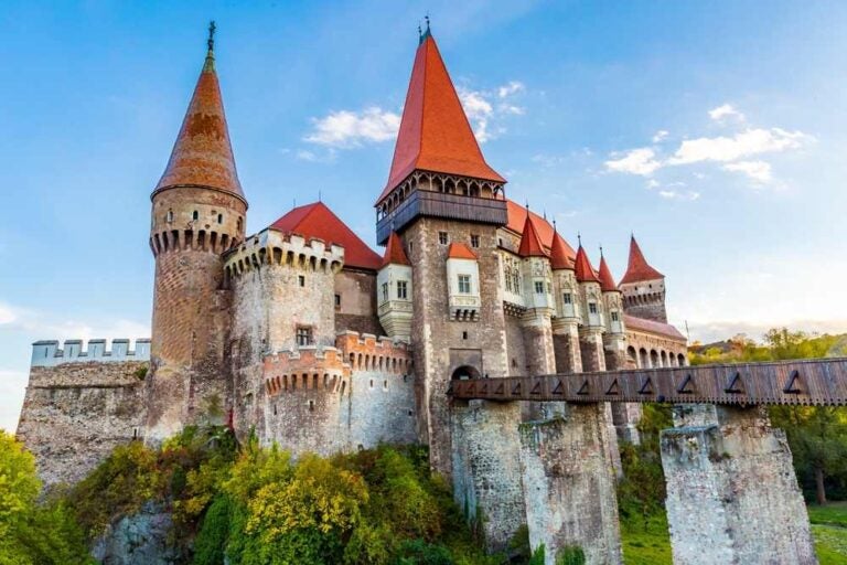 Castello dei Corvino, uno dei castelli più grandi d’Europa.