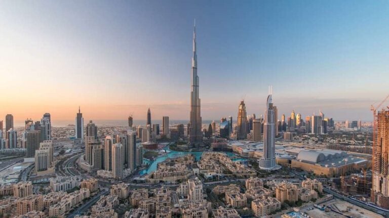 Skyline di Dubai con il Burj Khalifa al centro.