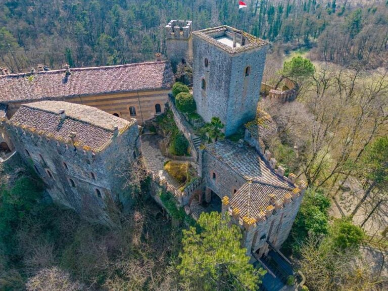 Il Castello di Gropparello è una suggestiva fortezza nascosta nel cuore delle colline piacentine, nel cuore della Valle di Vezzeno.