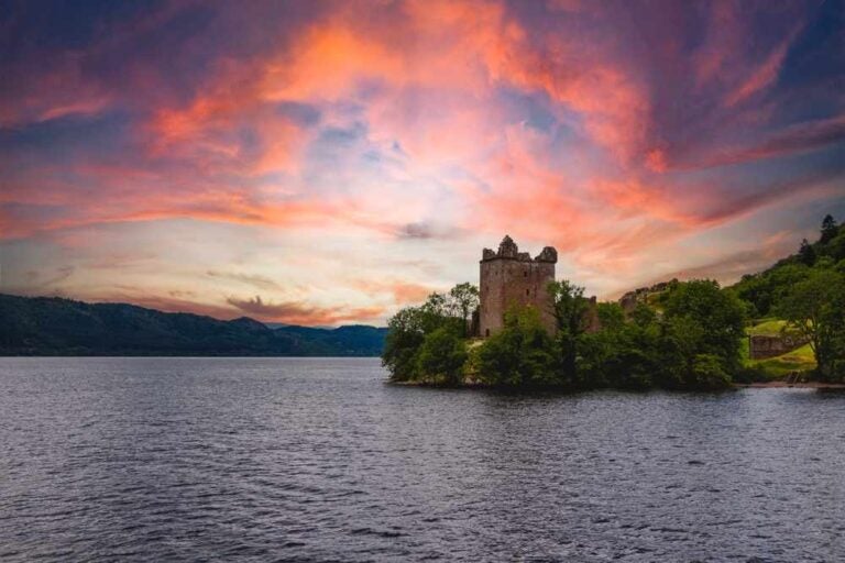 Il castello di Urquhart e il misterioso Loch Ness nella luce infuocata del tramonto, in Scozia.