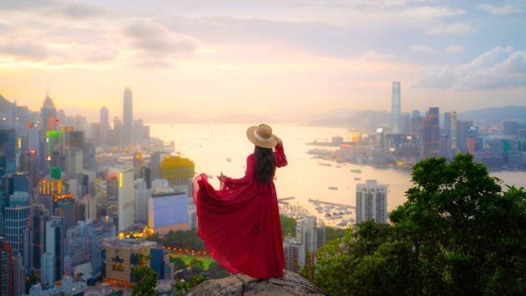 Una donna che guarda il panorama di Hong Kong da Victoria Peak.
