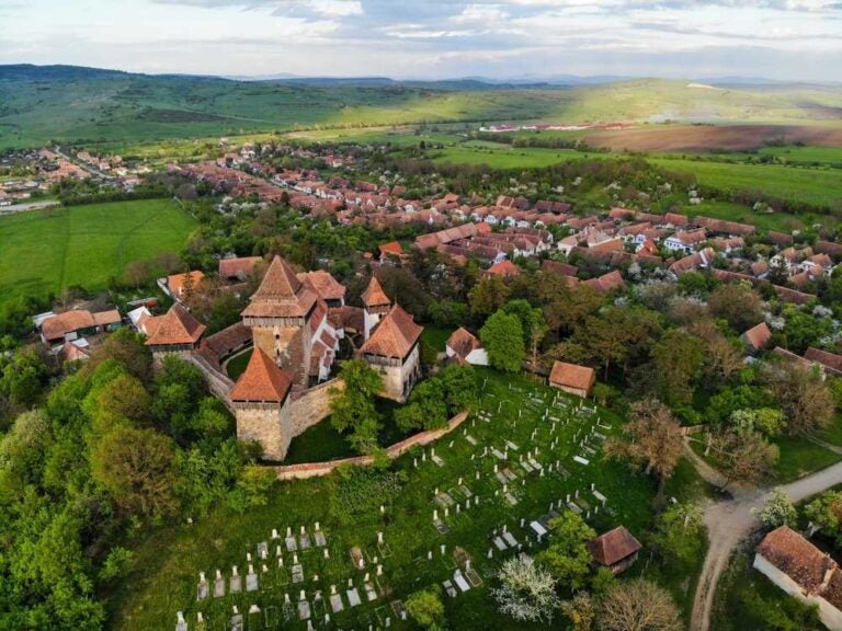 La chiesa fortificata e il villaggio di Viscri in Transilvania, Romania.