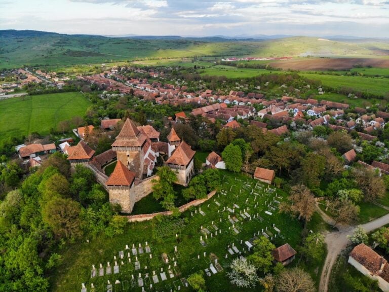 La chiesa fortificata e il villaggio di Viscri in Transilvania, Romania.