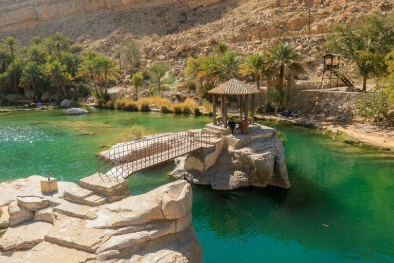 Esplora la meravigliosa Wadi Shab Oasis in Oman, caratterizzata da acque vivaci e ambienti tranquilli, perfetti per il relax e l'avventura