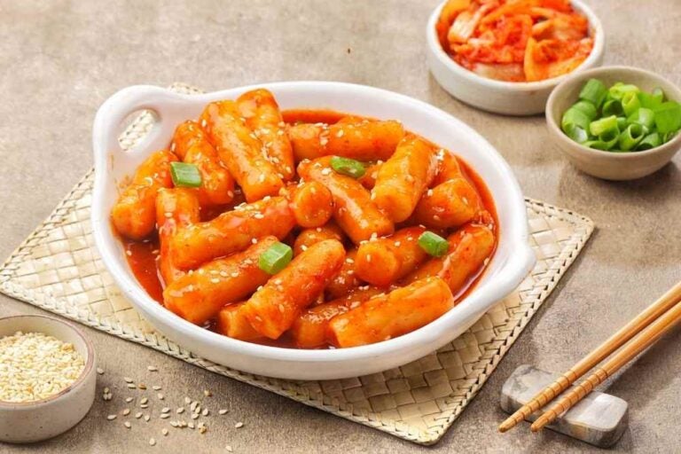 Il Tteokbokki è un piatto coreano di farina di riso cotta in condimenti di gochujang speziati e dolci.