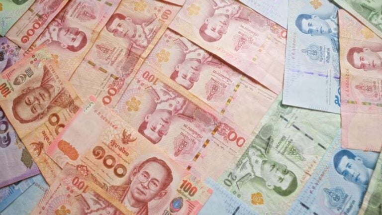 Varie banconote colorate in baht thailandesi provenienti dalla Thailandia.