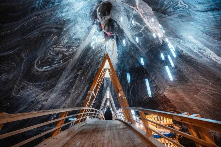 Parco a tema sotterraneo nella grande miniera di sale Salina Turda, a Turda, in Romania.