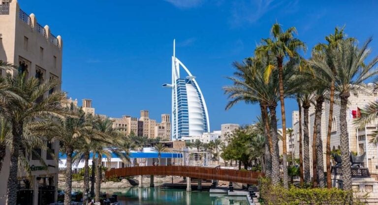 Burj Al Arab dietro ad edifici storici al centro di Dubai.