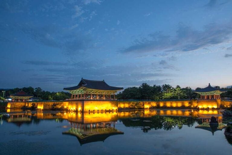 Panorama notturno del Palazzo Donggung e del lago Wolji a Gyeongju, Corea del Sud.