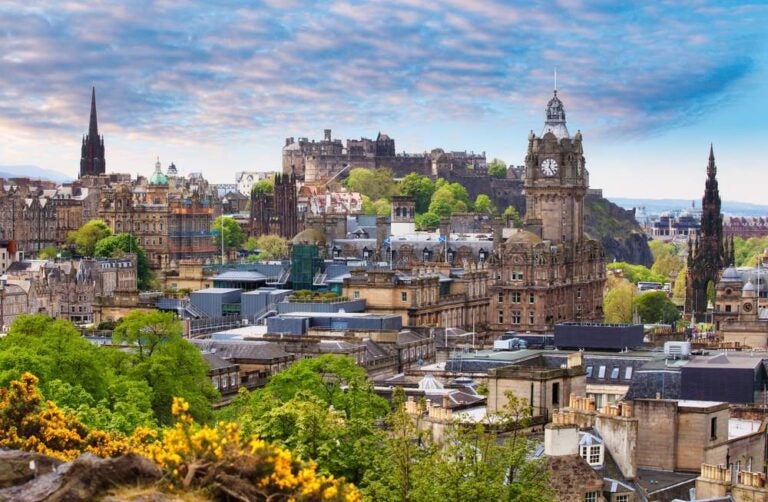 Il panorama di Edimburgo di giorno visto da Calton Hill, in Scozia.