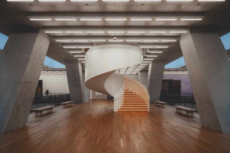 Interno del Museo M+ con scala a chiocciola.
