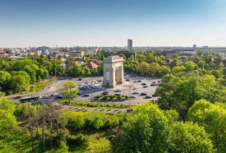Bucarest vista dall'alto. L'Arco di Trionfo, il viale Kiseleff e il Parco Herastrau.