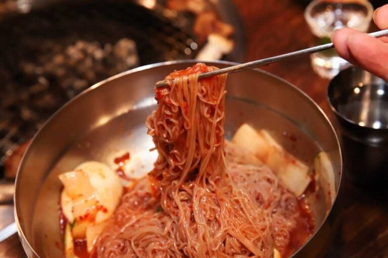Ciotola di noodles freddi con gochujang.