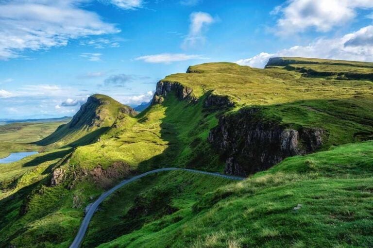 Il paesaggio di Quiraing sul bordo settentrionale della penisola trotternana, isola di Skye, Scozia.
