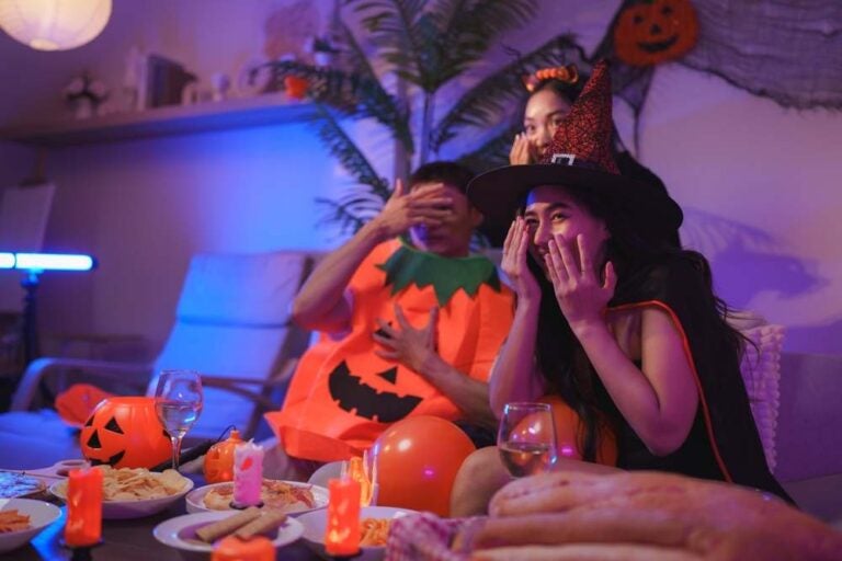Gruppo di amici che guarda un film horror.