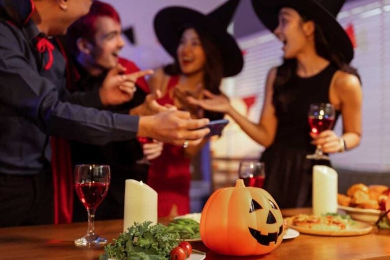 Gruppo di amici a una festa di Halloween.