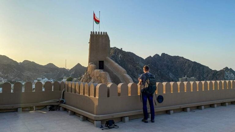 Vista al tramonto su una fortezza storica battente bandiera dell'Oman