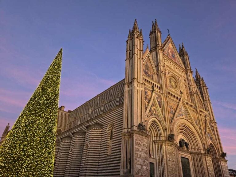 Vista del Duomo di Orvieto durante le feste.