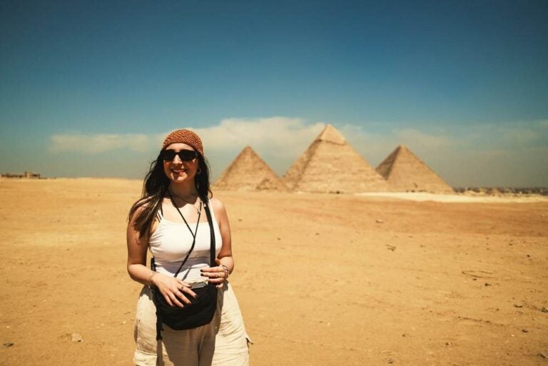 Una Donna Sorridente In Vacanza In Egitto