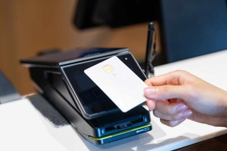 Le mani di una donna giapponese che fa un pagamento con carta.