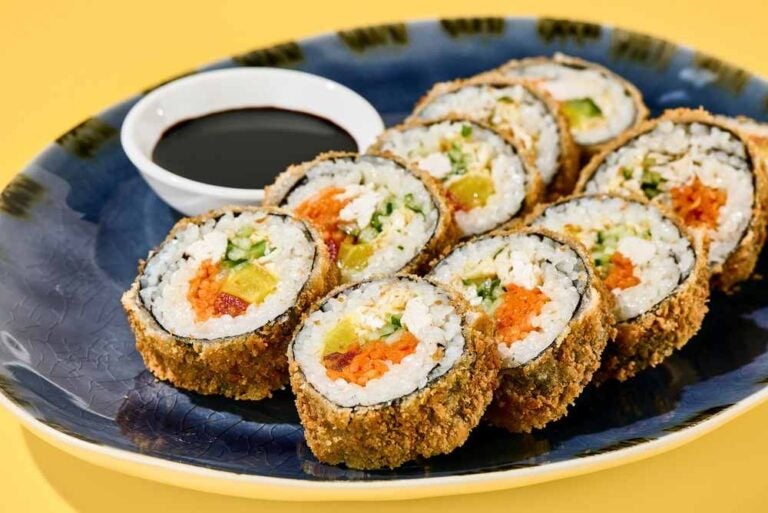 Rotoli di gimbap coreani caldi con rivestimento dorato croccante.