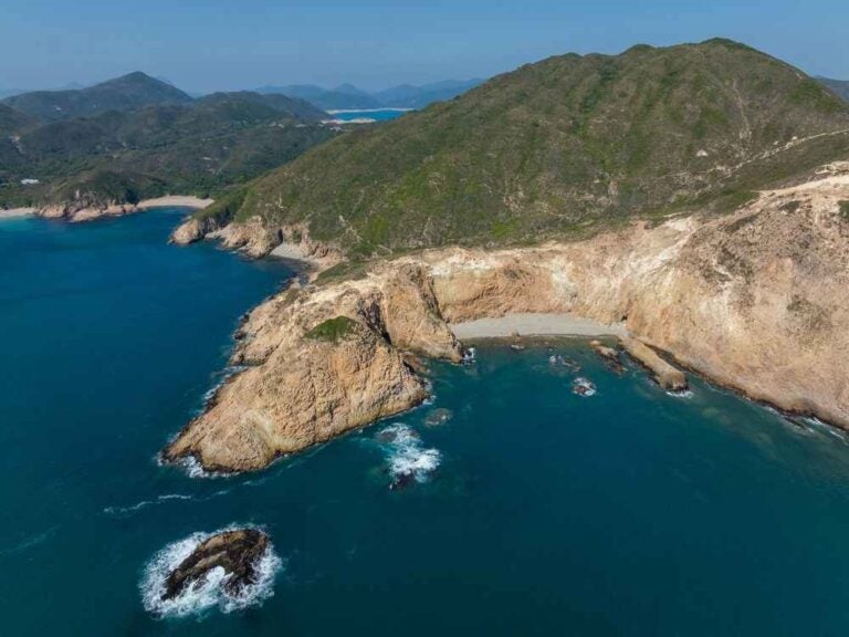 Paesaggio costiero della baia rocciosa di Sai Kung, Hong Kong
