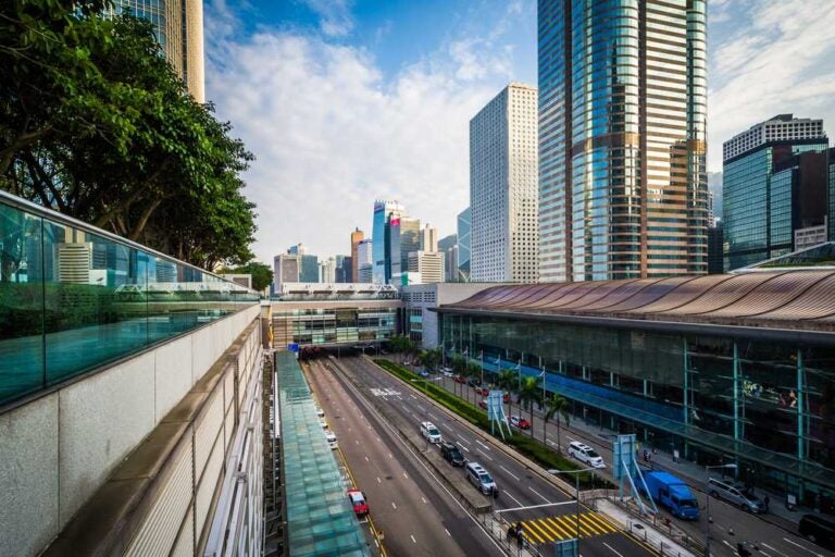 Vista su Man Cheung Street e sui moderni grattacieli del quartiere Central di Hong Kong.