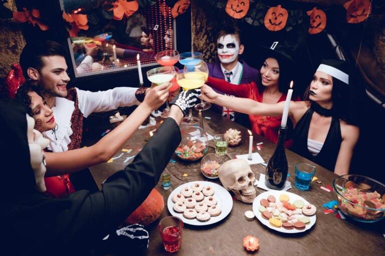 Gruppo di amici a una cena a tema Halloween.