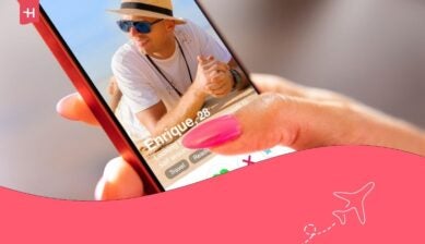 Donna che utilizza un'app di incontri online sul proprio cellulare
