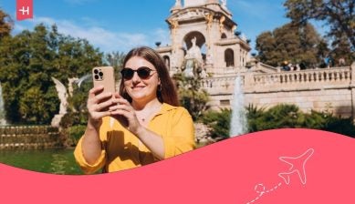 Giovane turista in visita al Parco della Ciutadella a Barcellona.