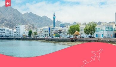 Panorama della via pedonale di Mutrah con la baia in primo piano, Mascate, Sultanato dell'Oman