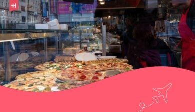 Varietà di pizze italiane in una vetrata della pizzeria. Street food a NYC