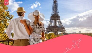 coppia di turisti eleganti che guardano la Torre Eiffel a Parigi, in Francia, dal loro balcone