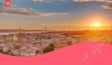 Panorama aereo di Lisbona al tramonto: vista del centro città con i tetti rossi in un time-lapse di una serata autunnale, Portogallo.